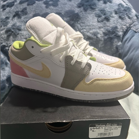 Nike Other - AIR JORDAN 1LOW SE (GS)
WHITE/VIVID GREEN-WHITE
BLANG/BLANG/VERT VIP